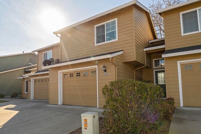 Building Photo - 360 Live Oak Loop
