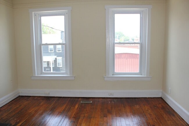 Photo - Spacious four bedroom, two full bath Fan/VCU area home. Available in August.