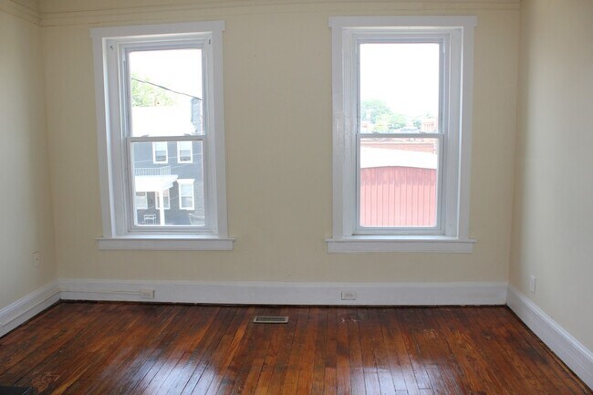 Building Photo - SPACIOUS 4BR/2BA ROW HOUSE CLOSE TO VCU! 9...