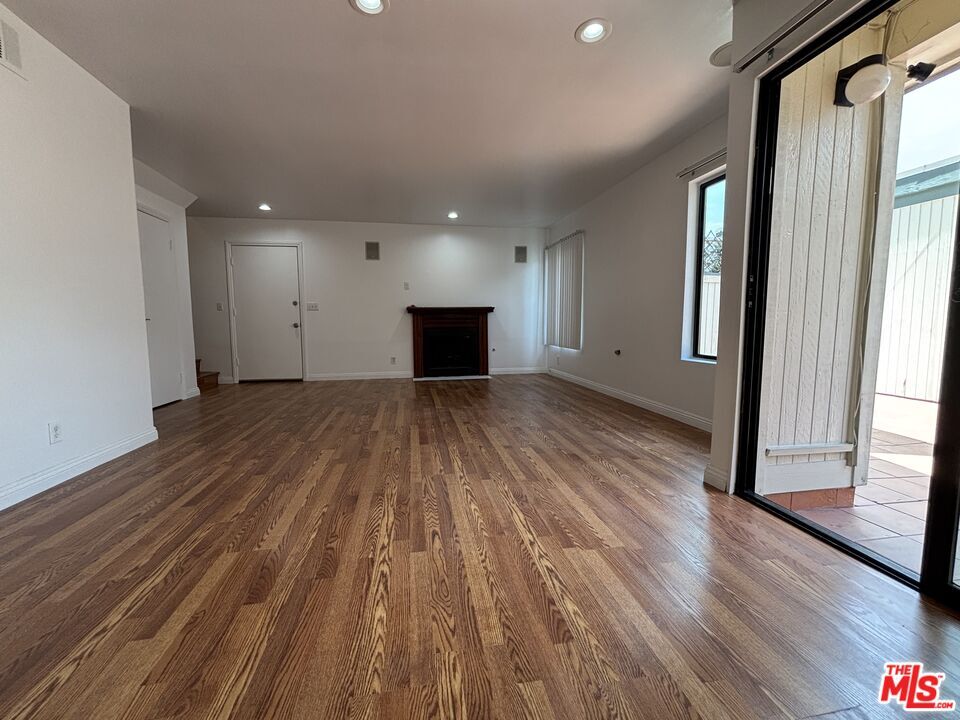 Foto principal - 10574 Sunland Blvd