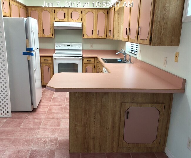 Kitchen has loads of storage space, self-cleaning oven, dishwasher & ice maker in the refrigerator - 819 E 22nd Ave