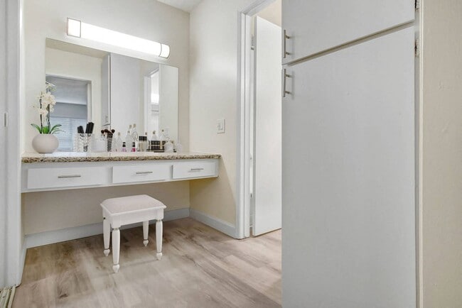 Building Photo - Mon Leon