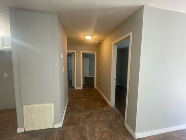 Building Photo - Renovated 2 Bedroom 1 Bath Unit for Rent!