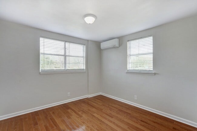 Building Photo - One block from Historic District - Renovated Two Bedroom