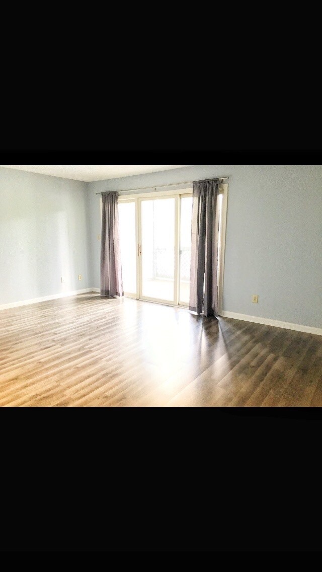 Sala de estar - 1350 S College Mall Rd