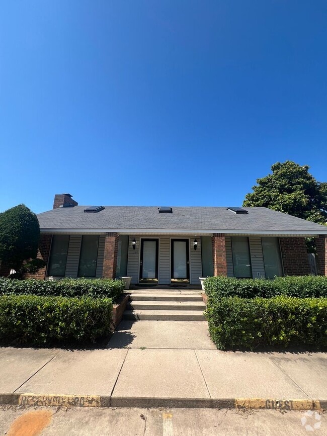 Building Photo - 3000 Chautauqua Ave