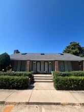 Building Photo - 3000 Chautauqua Ave