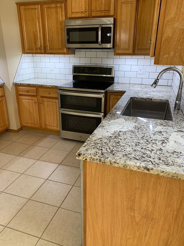Foto principal - 1818 N Cedarcrest Ave