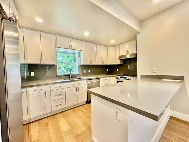 Foto del edificio - Half-off first month's rent!!!! Seward Park fully renovated 4 bedroom, 3 bath home. Must SEE!