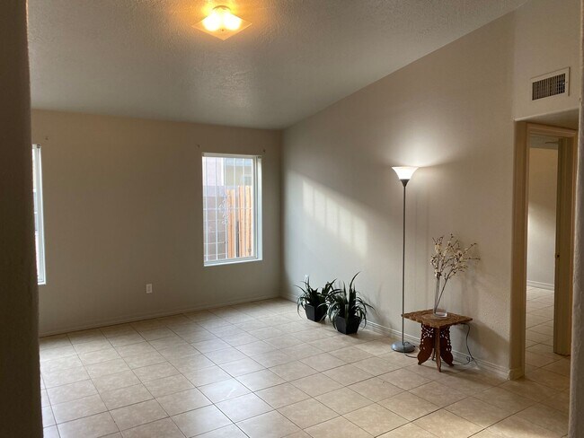 Building Photo - 3Bd 2Ba 2CG, AC, New paint!