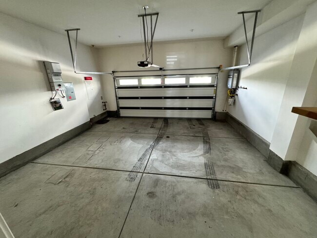 Building Photo - 1506 W Artesia Sq