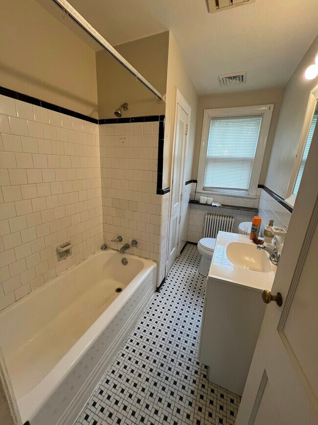 Foto del edificio - 1022 W 48th St