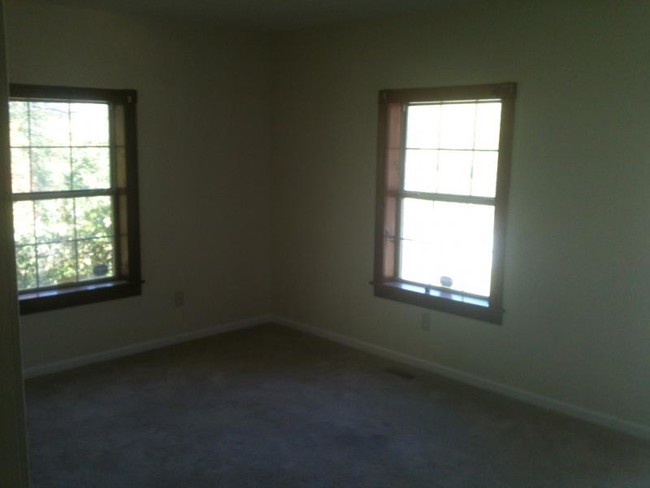 Building Photo - 3078 Oakdale Ave