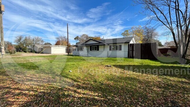 Building Photo - 1700 Debbie Dr