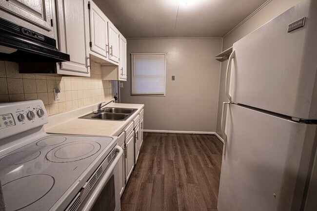 Building Photo - 3 Bedroom/1 Bathroom House For Rent