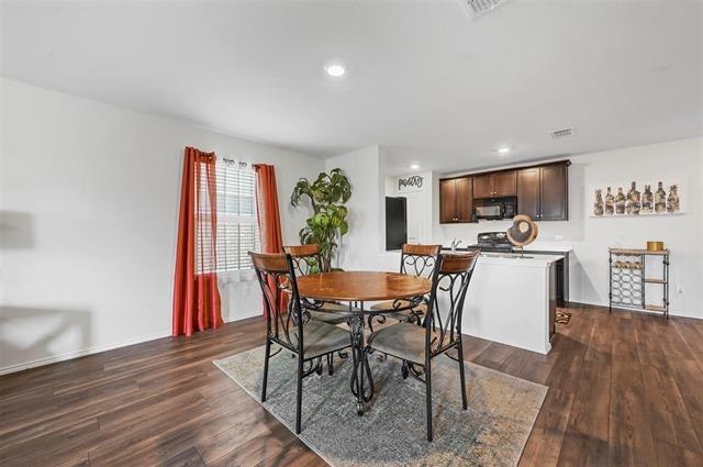 Foto del edificio - 243 Laurenbrooke Dr