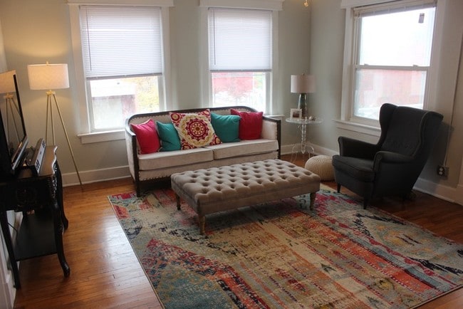 Building Photo - 2733 Gillham | In-Unit Laundry + Google Fiber