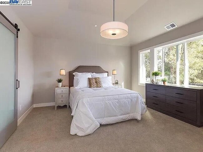 Foto del edificio - 764 Hillcrest Dr
