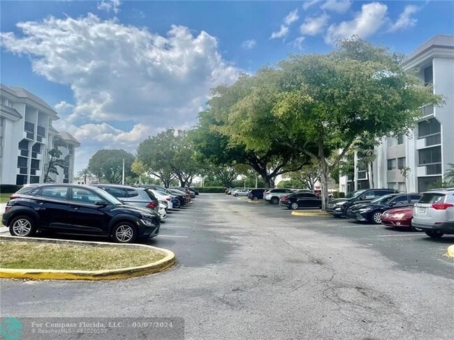 Building Photo - 721 N Pine Island Rd