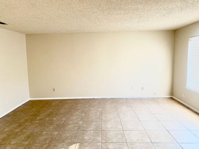 Foto del edificio - Nicely Updated 2/2 Condo in North Fresno