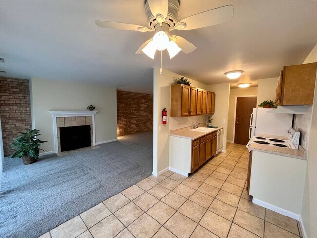 Building Photo - 5900 Oakwood Dr