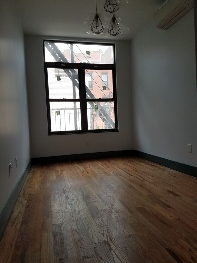 Building Photo - 240 Montrose Ave
