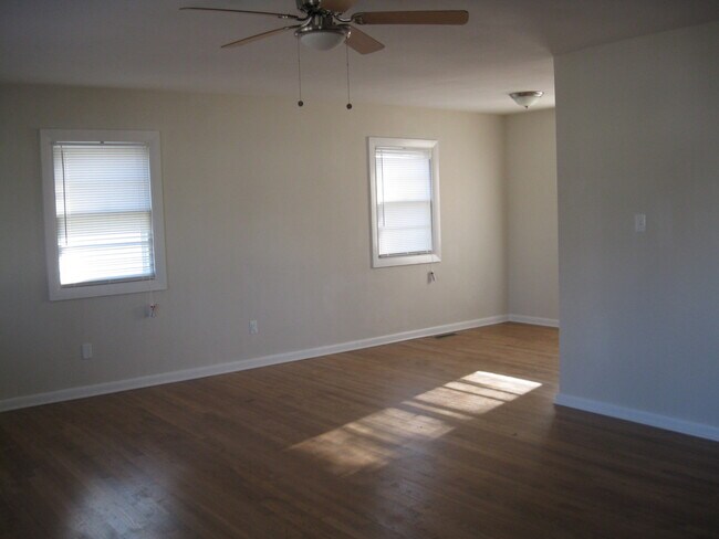Building Photo - Charming 3 BR single family