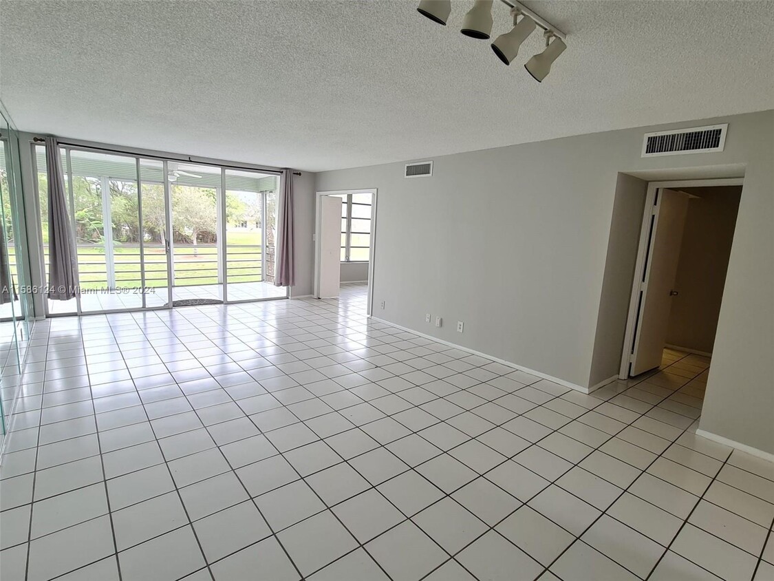 Primary Photo - 3145 N Palm Aire Dr