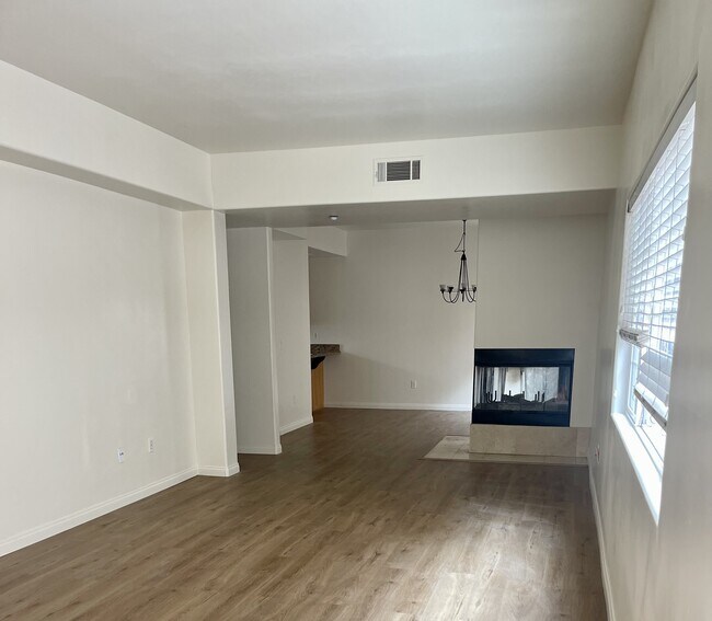 Building Photo - 3953 Riviera Dr