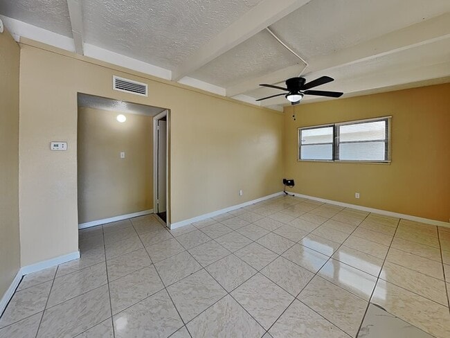 Foto del edificio - 8403 Libby Ln