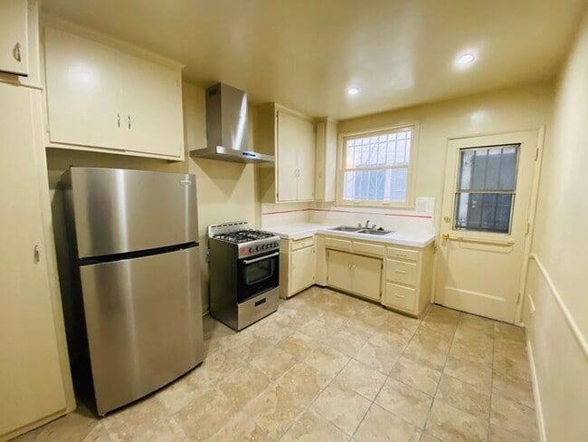 Building Photo - Well-Sized and Even Better PRICED
