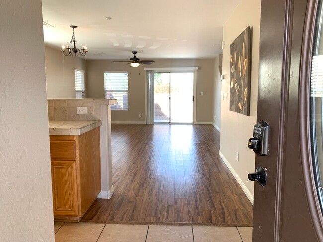 Building Photo - 3 Bedroom House in gated community