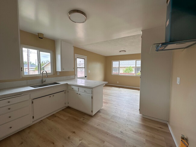 Building Photo - 414 N Alameda Ave