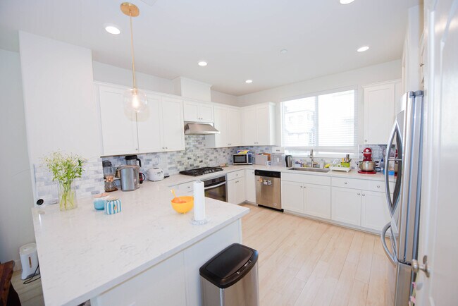 Building Photo - 1025 Bellante Ln