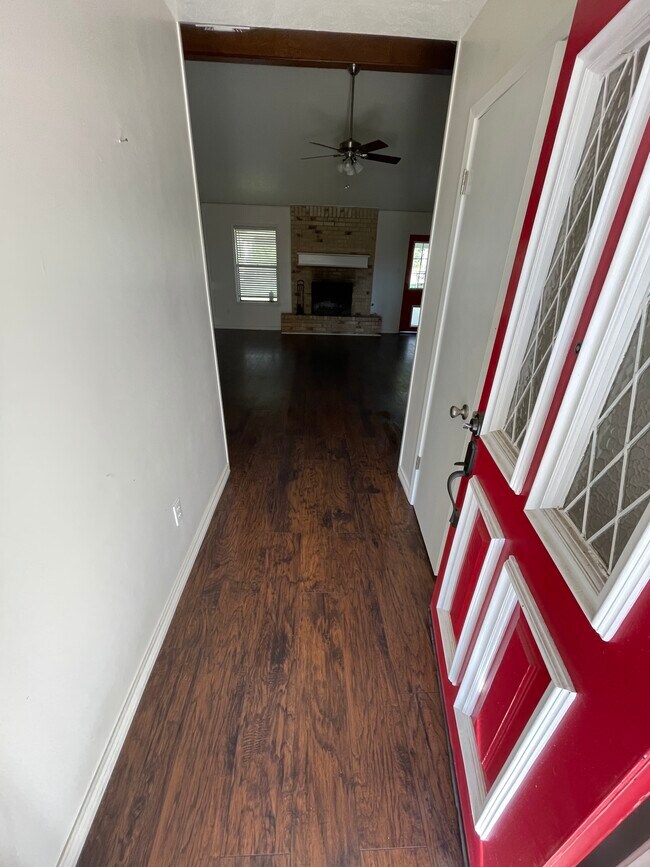 Building Photo - 8205 Raintree Dr