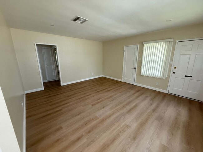 Foto del edificio - 1006-1008 W. Glenoak