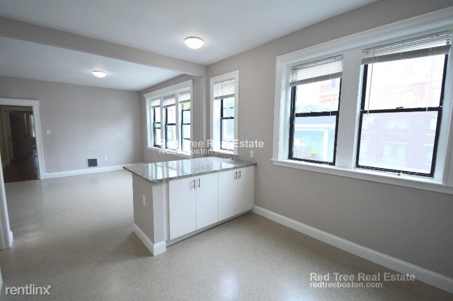 Building Photo - 4 br, 1.5 bath Apartment - 42 Waverly St