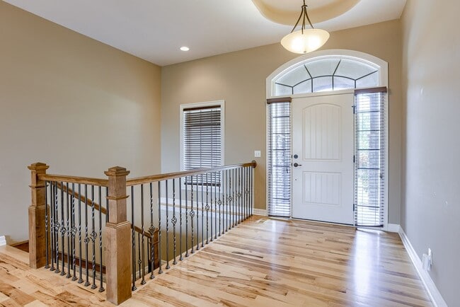 Building Photo - Beautiful 4 Bedroom In Shadow Lake!!