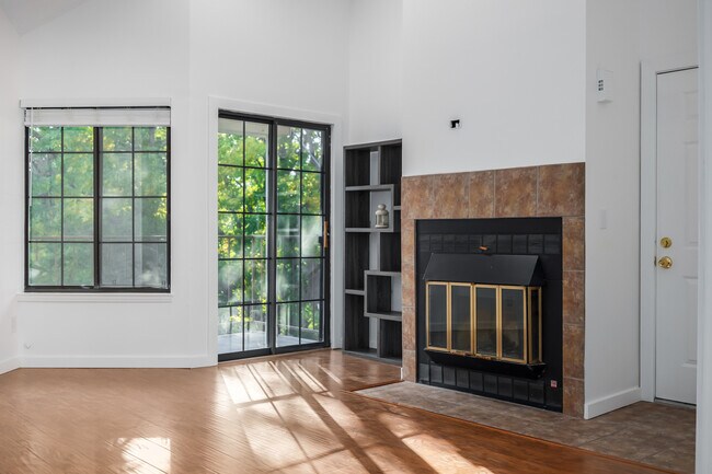 Chimenea de leña - 4816 E Kentucky Ave