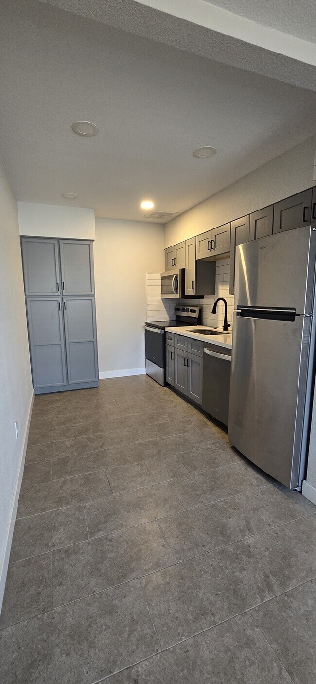 Foto del edificio - Newly Remodeled Single Story 2-Bed 1-Bath Apartment