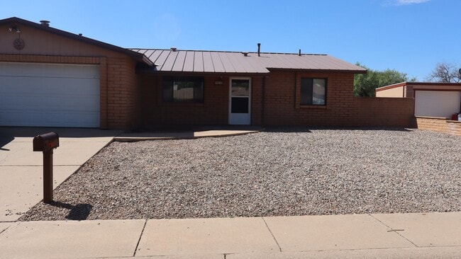 Building Photo - 4858 E Evergreen Dr