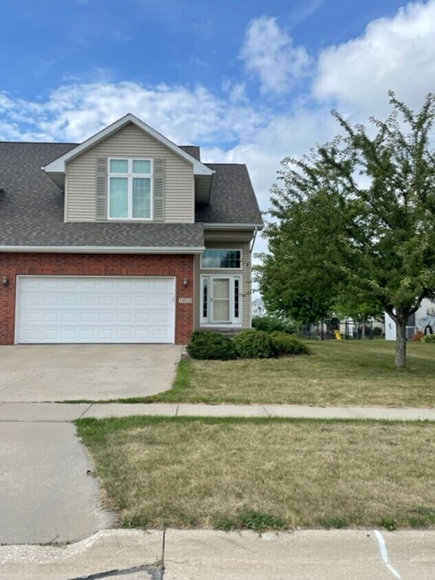 Foto principal - Spacious 4 Bedroom, 3-1/2 Bath Home in Nor...