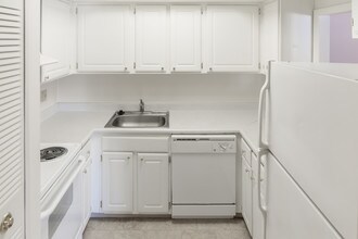 PK kitchen - Windsor Gardens Apartments