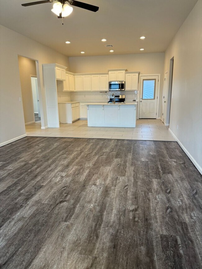 Foto del edificio - 3 Bed 2 bath with an office in The Enclave