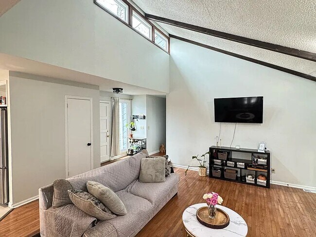Foto del edificio - Beautiful 3 Bed 2 Bath Home in Nashville - With Enclosed Back Patio