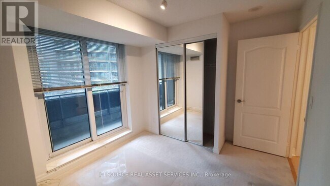 Photo du bâtiment - 2119 Lake Shore Blvd W