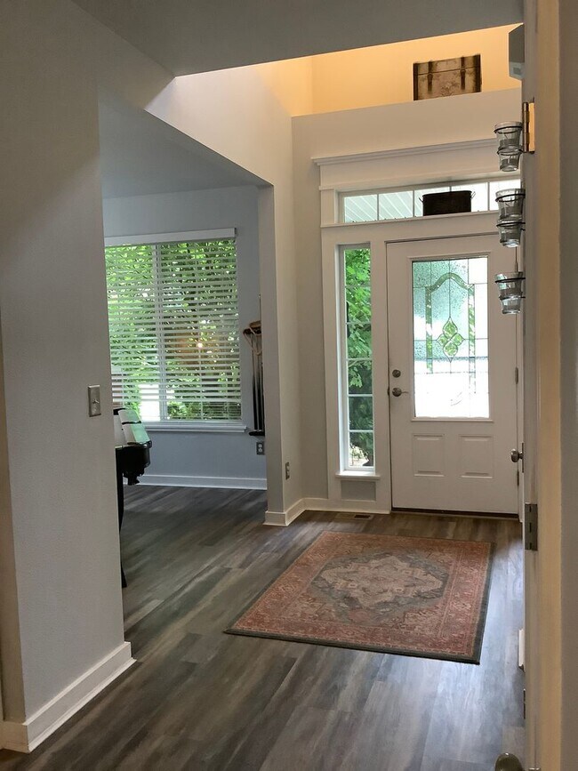 Foto del edificio - 5 BEDROOMS 2 STORY HOME IN PORT ORCHARD