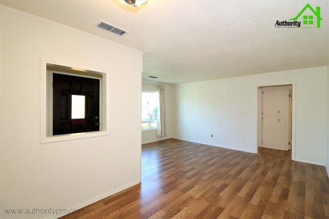 Building Photo - 1924 Sequoia St