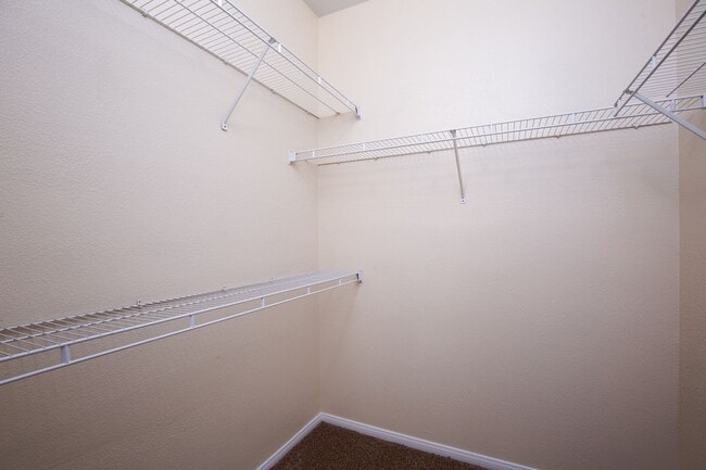 Building Photo - Upstairs 2br unit in upscale NW gated community with pool/spa & gym