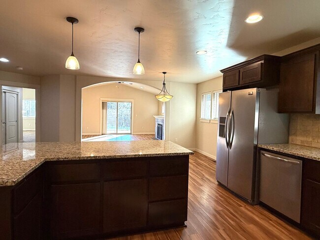 Foto del edificio - 4 Bedroom Home: Fenced Backyard & Great Location!